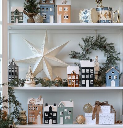 Bild: Inspirerande hylla med säsongsdekoration och detaljer