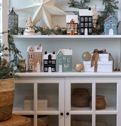 Bild: Vinterdekor och miniatyrhus i harmonisk hyllstyling