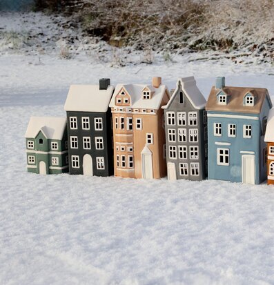 Bild av dekorativa snöklädda ljuslyktor formade som hus