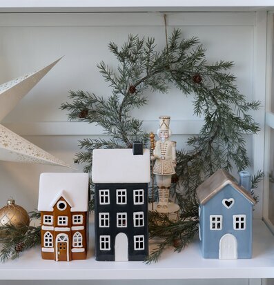 Bild av vinterdekor med keramikhus, nötknäppare och julpynt