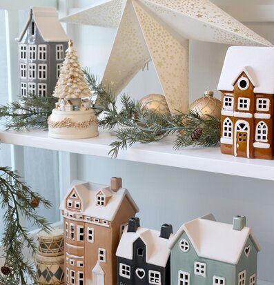 Bild: Harmonisk hylla med juldekorationer och ljuslyktor hus