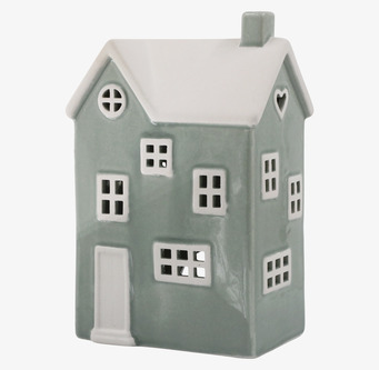 Bild av ljuslykta i form av hus med gröna och vita detaljer