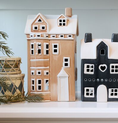 Bild: Tre keramikhus som ljuslyktor med vinterdetaljer