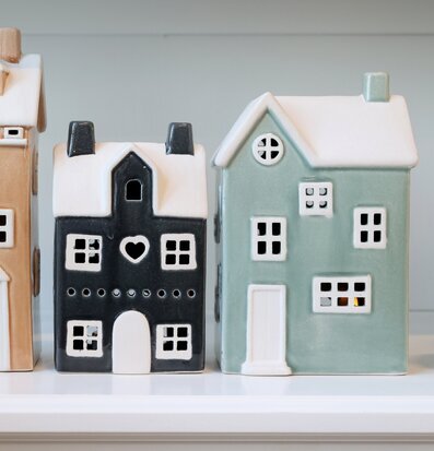 Bild: Dekorativa huslyktor och vintrig inredning på hylla