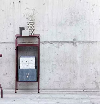 Bild av stilren interiör med röd hylla och betongvägg