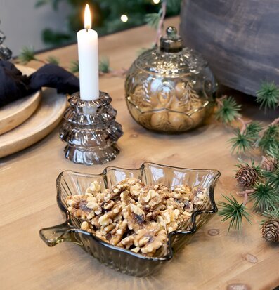 Bild av stämningsfull dukning med glasfat och juldekorationer