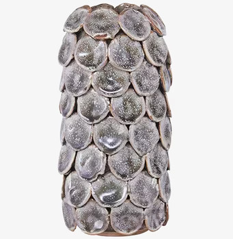 Bild av elegant grå vas med unik fjälliknande design