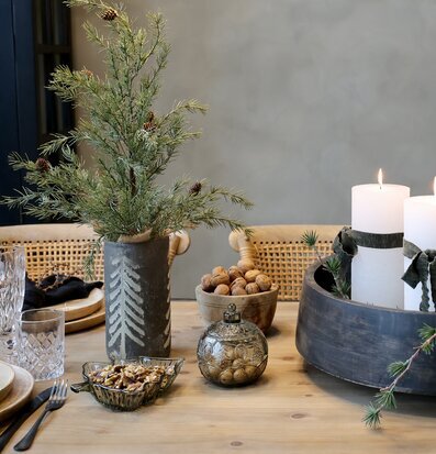 Bild: Inspirerande vinterdukning med juliga detaljer och grönska