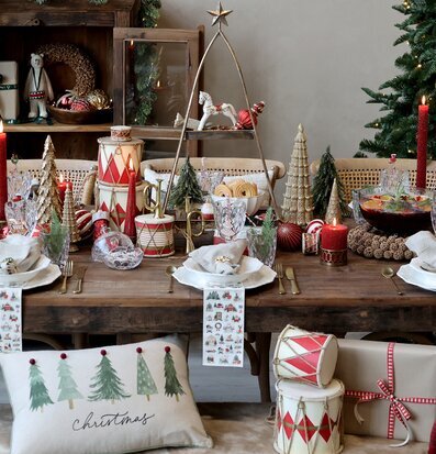 Bild av stämningsfull juldukning med dekorationer och gran