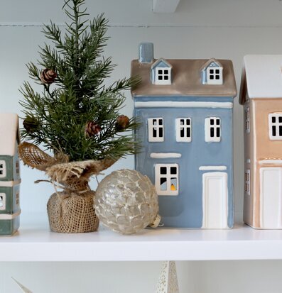 Bild: Dekorativa huslyktor och juldekorationer på vit hylla