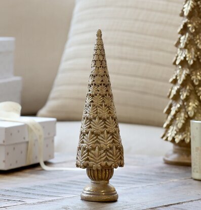 Bild på juldekorationer i mässing med gåvor och ljus inomhus