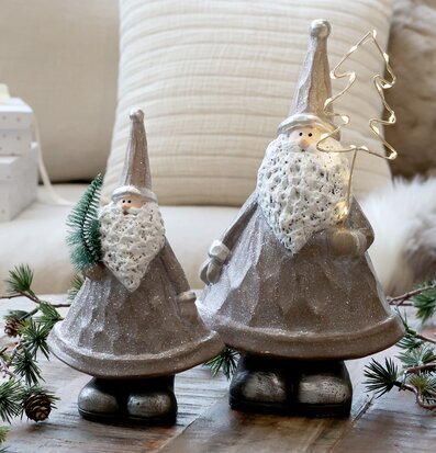 Bild på dekorativa tomtar med LED-ljus och julig inredning