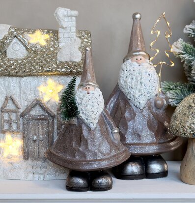 Bild av stämningsfull juldekoration med tomtar och vinterhus