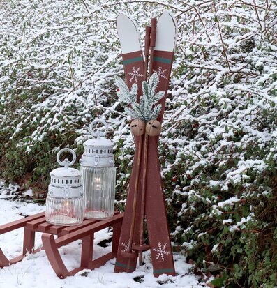 Bild av vinterlandskap med vintage träskidor och släde