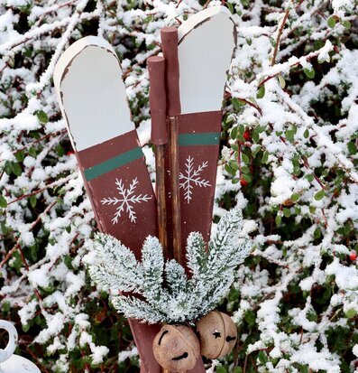 Bild av vintage träskidor och stavar i vintrig julmiljö