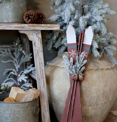 Bild av vinterdekoration med träskidor och lantlig inredning