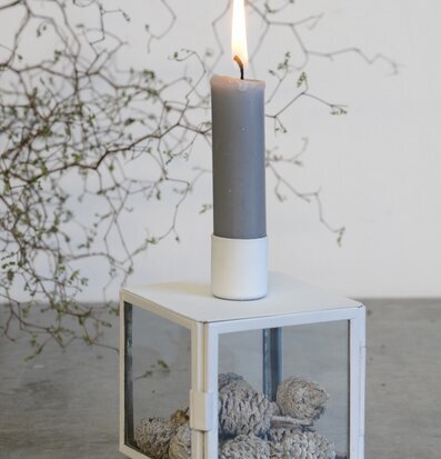 Bild av stilren och modern ljuslykta med glasväggar