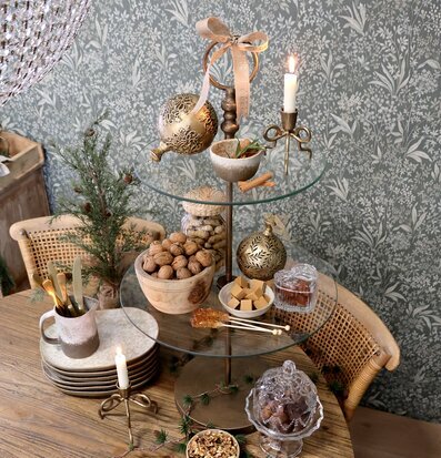 Bild på elegant dukat bord med etagere i glas och mässing