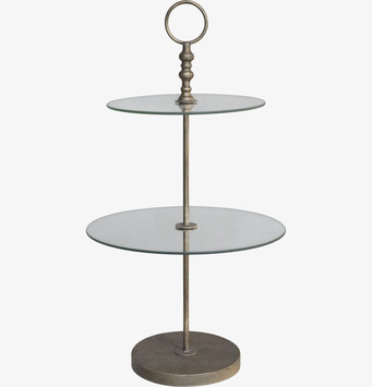 Bild på tvåvånings etagere i glas och antik mässing med handtag