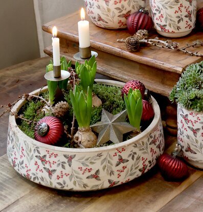 Bild av vintrigt planteringsfat med hyacinter och juldekorationer