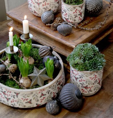 Bild på dekorativa krukor och kannor med naturnära vintertema