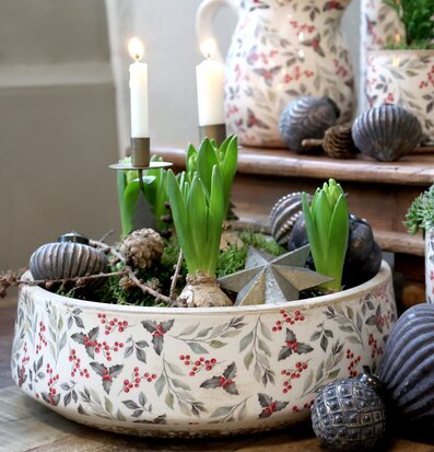 Bild: Dekorativa krukor och fat med vinterinspirerad grönska