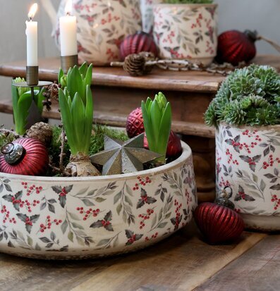 Bild av vinterdekoration med keramik, växter och julinslag