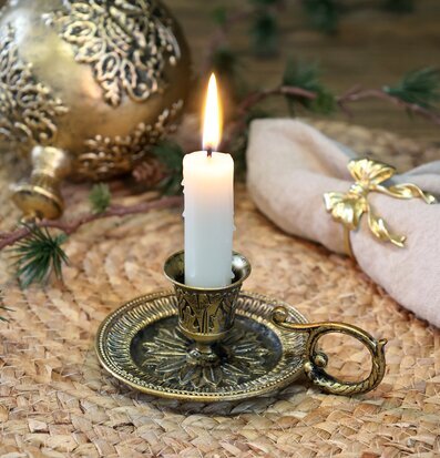 Bild på antik mässingsljusstake med varm och inbjudande känsla
