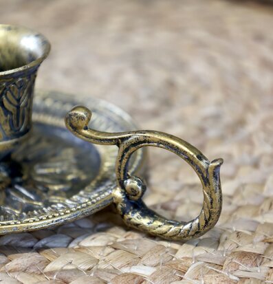 Bild av antik ljusstake i mässing med rustik bakgrund