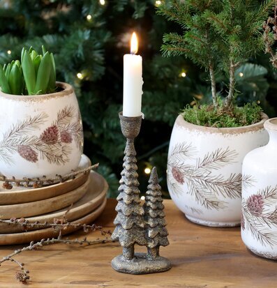 Bild av juldukning med mässingsljusstake och naturdetaljer