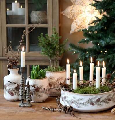 Bild av vackert dukat vinterbord med julinspiration och natur