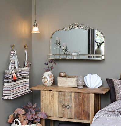 Bild av harmonisk hörna med taklampa och rustik inredning