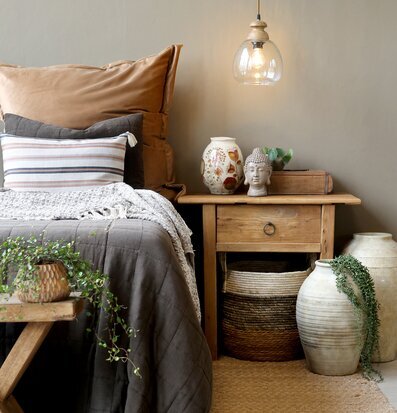 Bild av harmoniskt sovrum med trä, textilier och gröna växter