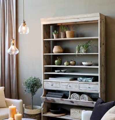 Bild: Harmonisk vardagsrumshörna med naturmaterial och textil