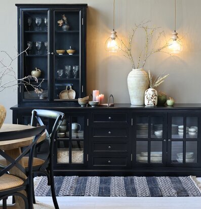 Bild på harmoniskt vardagsrum med vitrinskåp och trädetaljer