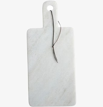 Foto av elegant skärbräda i marmor med läderdetalj