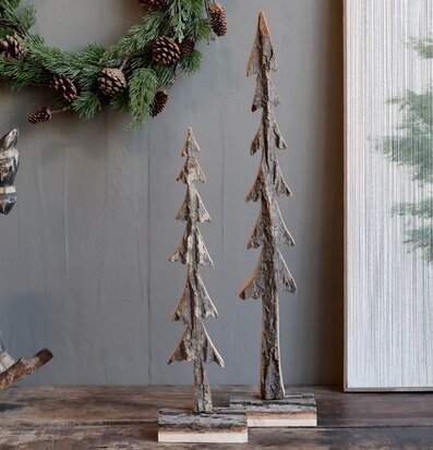 Bild av rustik inredning med trädetaljer och granriskrans