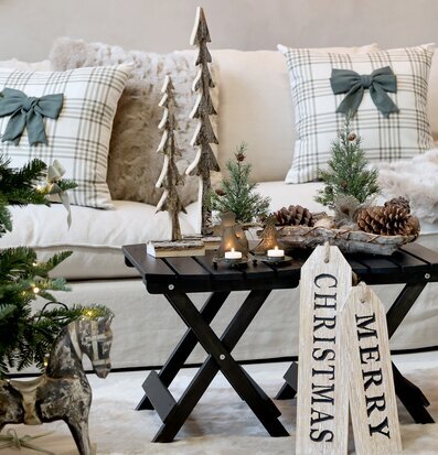 Bild: Julinspirerat vardagsrum med granar, kottar och ljus