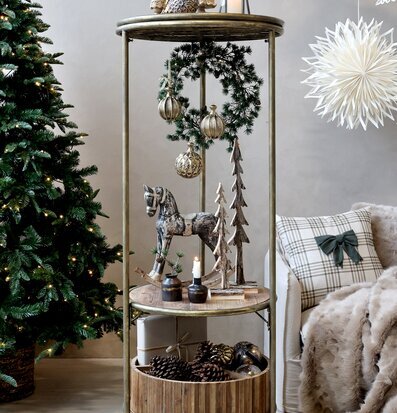 Bild av juldekorerat rum med hyllbord och vinterinspiration