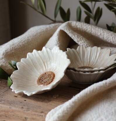 Bild av två miniskålar i keramik på rustikt träbord