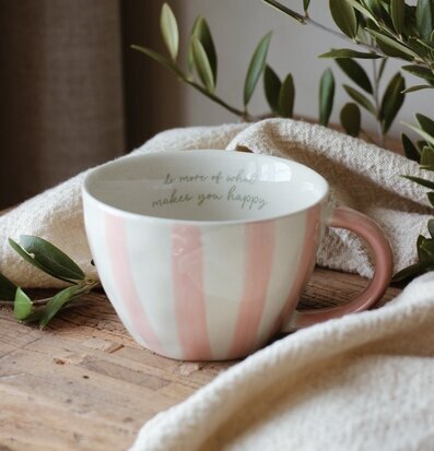 Bild av harmonisk mugg med olivkvistar och mjuk textil