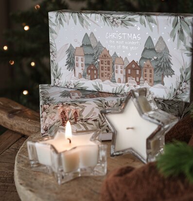 Bild av stämningsfull vintermiljö med julklappar och doftljus