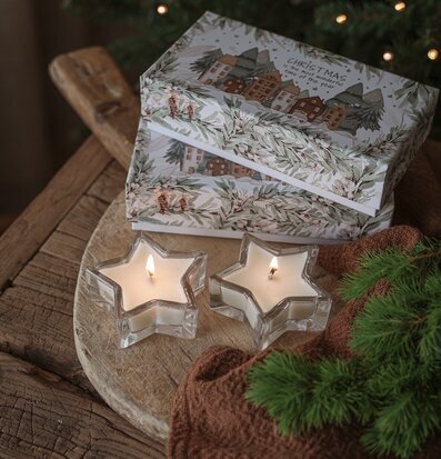 Bild av vintermys med doftljus och rustikt träbord