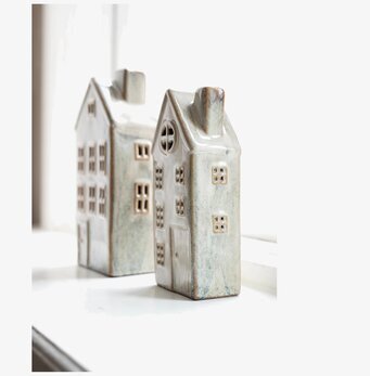 Bild av dekorativa keramikhus i offwhite med mjuka detaljer