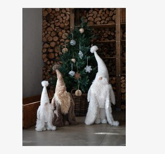 Bild av juldekorationer: tomtar, gran och naturmaterial