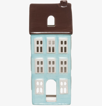 Bild av ljuslykta i form av hus med blå fasad och brunt tak