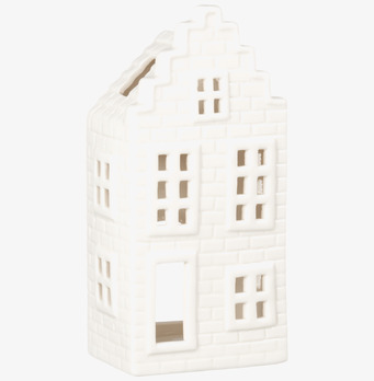 Bild av vit ljuslykta formad som stadshus med tegelstruktur