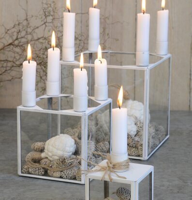 Bild av stilrena glasboxar med ljus och dekorationer