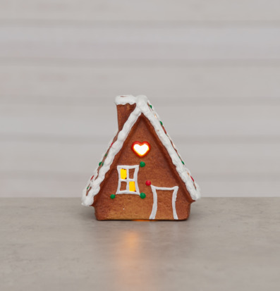 Bild på dekorativt pepparkakshus med LED-ljus och julkänsla