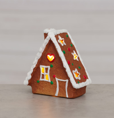 Bild på pepparkakshus med LED-belysning för juldekoration